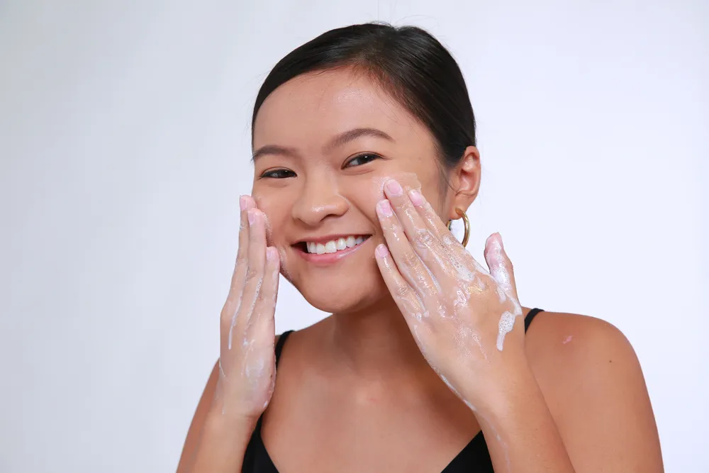 /img/34600-brightening-vs-whitening-7.webp