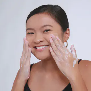 /img/34600-brightening-vs-whitening-7.webp